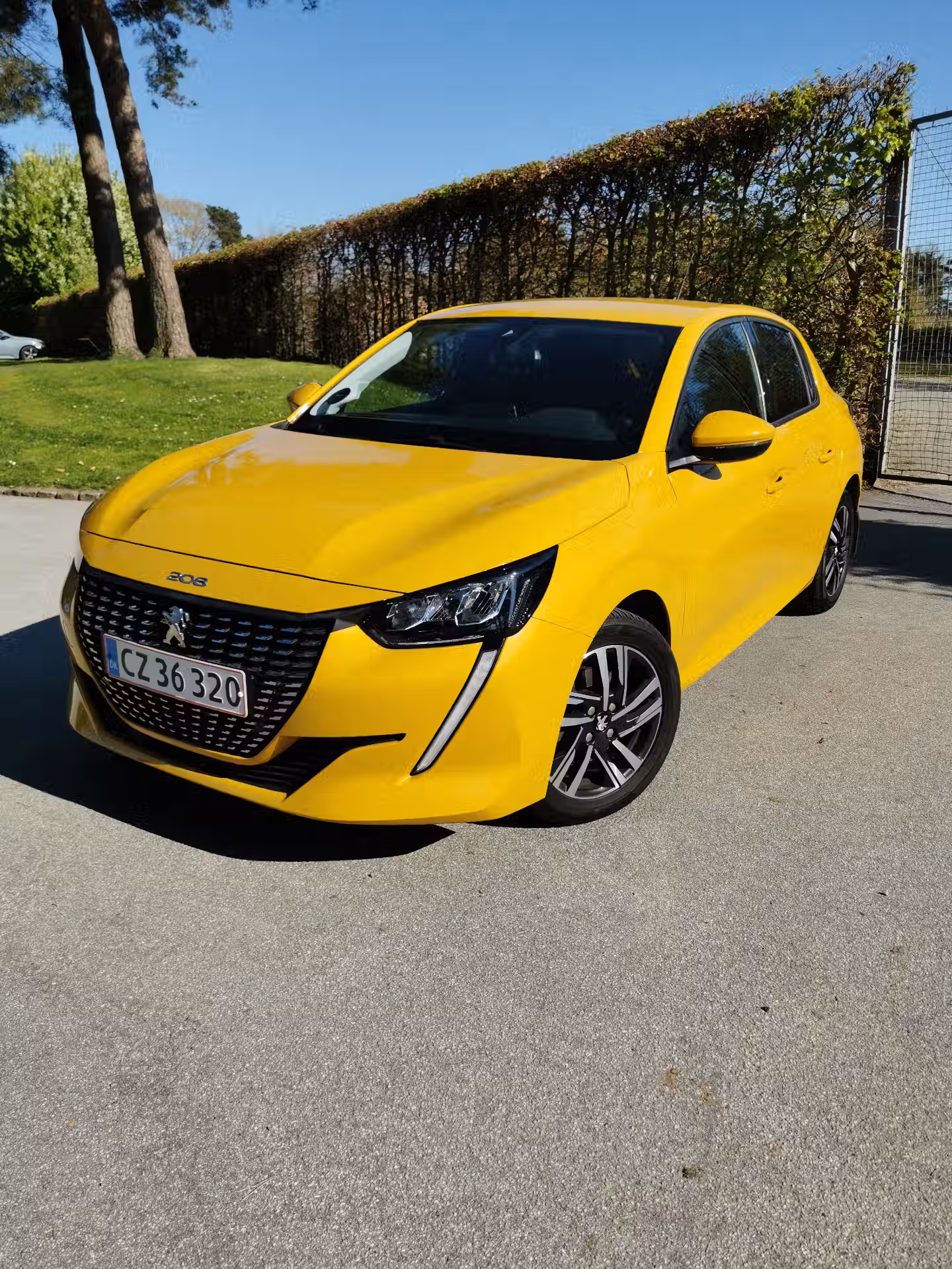 PEUGEOT 208