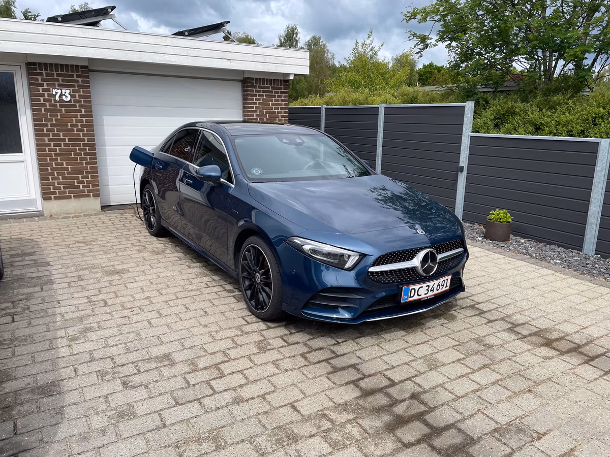 MERCEDES-BENZ 
                A250 e 1,3 AMG Line aut. 4d 1