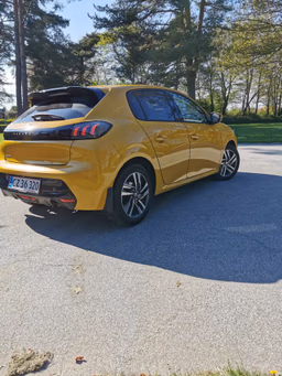 PEUGEOT 
                208 Thumbnail 3