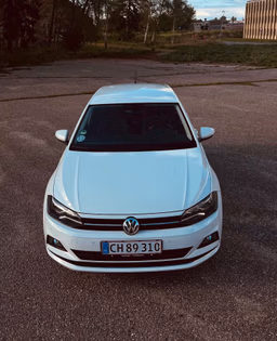VOLKSWAGEN 
                POLO Thumbnail 2