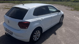 VOLKSWAGEN 
                POLO Thumbnail 6