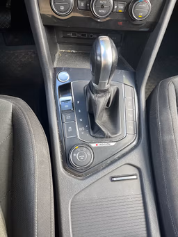 VOLKSWAGEN 
                TIGUAN Thumbnail 8