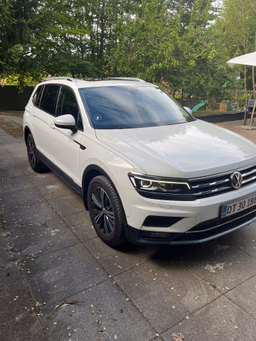 VOLKSWAGEN 
                TIGUAN Thumbnail 3