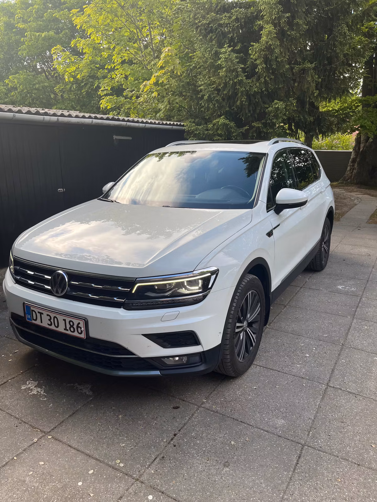 VOLKSWAGEN 
                TIGUAN 1