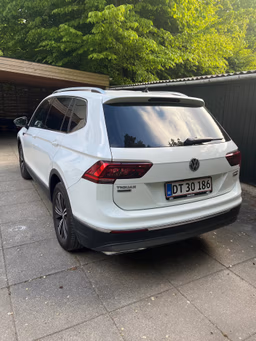 VOLKSWAGEN 
                TIGUAN Thumbnail 5