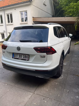 VOLKSWAGEN 
                TIGUAN Thumbnail 4