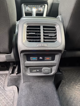 VOLKSWAGEN 
                TIGUAN Thumbnail 13