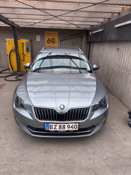 SKODA 
                SUPERB Thumbnail 1