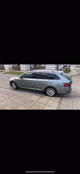 SKODA 
                SUPERB Thumbnail 3
