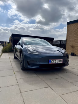 TESLA 
                Model 3 Thumbnail 2