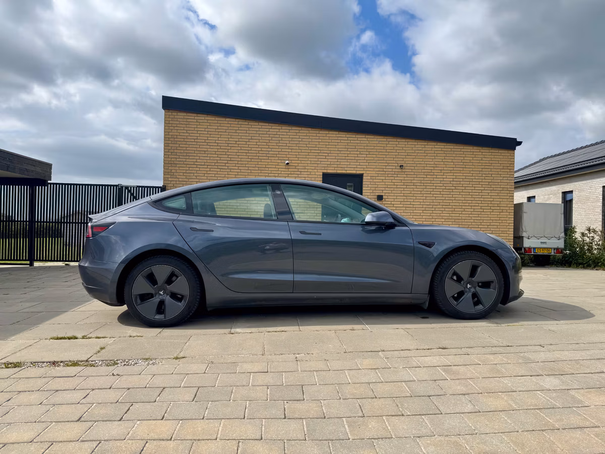 TESLA 
                Model 3 1