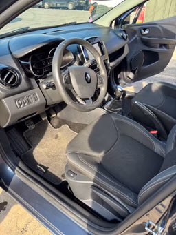 RENAULT 
                Clio Thumbnail 9