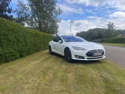 TESLA 
                Model S Thumbnail 3