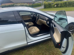 TESLA 
                Model S Thumbnail 8