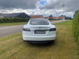 TESLA 
                Model S Thumbnail 7