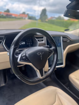 TESLA 
                Model S Thumbnail 9