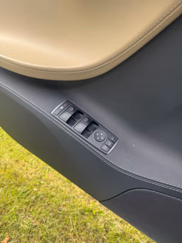 TESLA 
                Model S Thumbnail 10