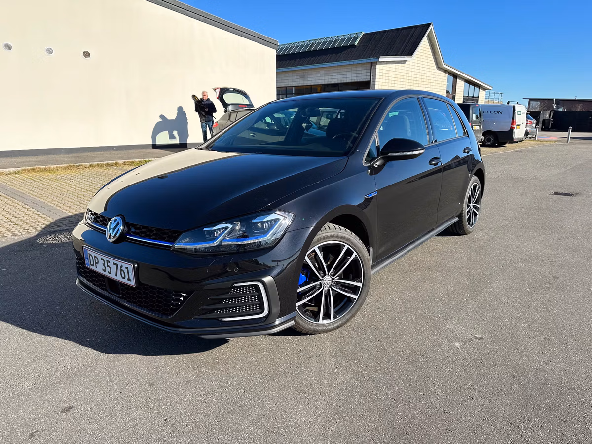 VOLKSWAGEN 
                GOLF 1